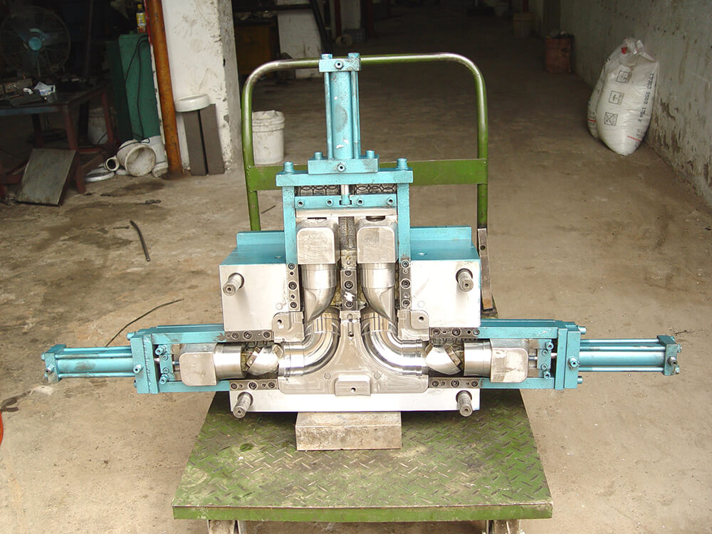 Pipe fitting mold